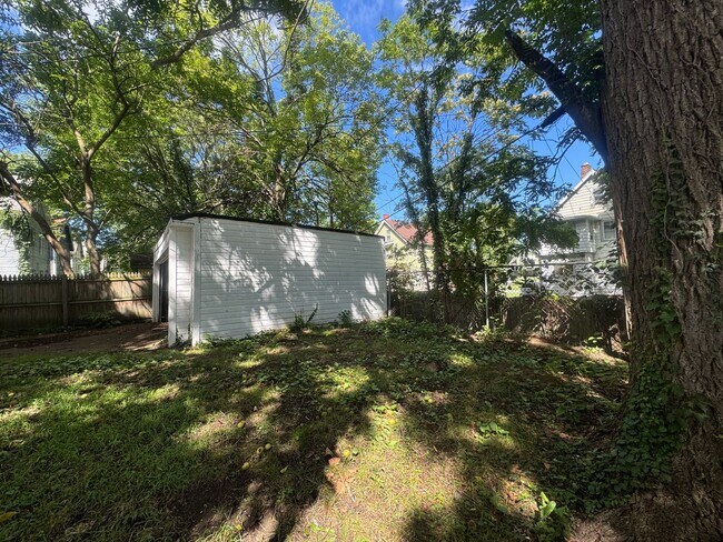 Building Photo - 14221 Glenside Rd