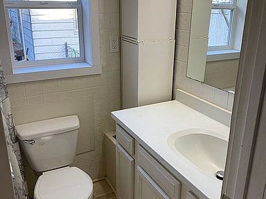 Building Photo - 827 Banghart St