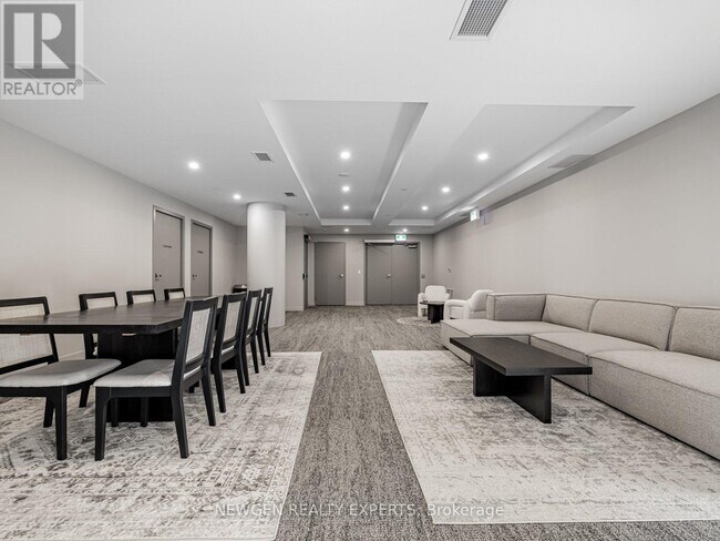 Photo du bâtiment - 859 The Queensway