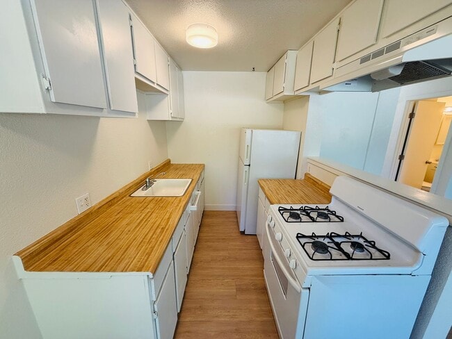 Building Photo - 2 bed 1 bath apartment for rent in South Lake Tahoe