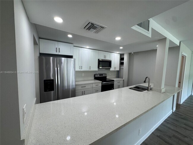 Foto del edificio - 7081 Environ Blvd