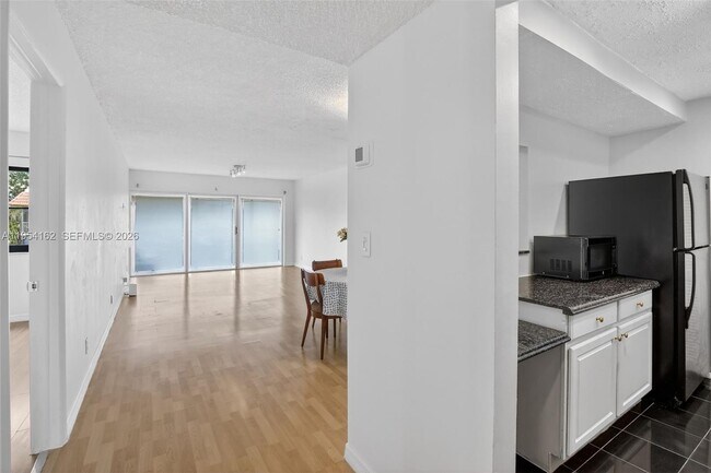 Building Photo - 200 Lakeview Dr