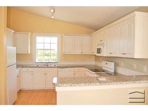 Building Photo - 2830 Lakeview Dr