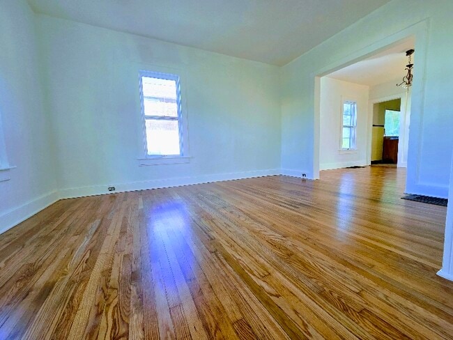 Building Photo - 4 Bromley Ave