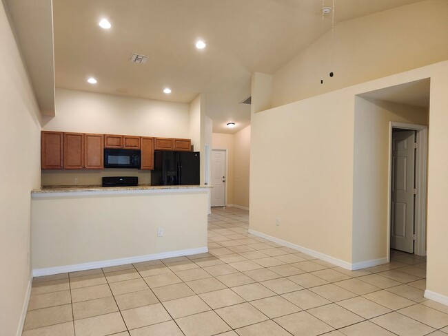 Foto del edificio - Exceptional 3 bed 2 bath 1 car garage dupl...