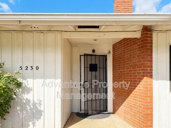 Foto del edificio - 5230 NE Laurel Dr