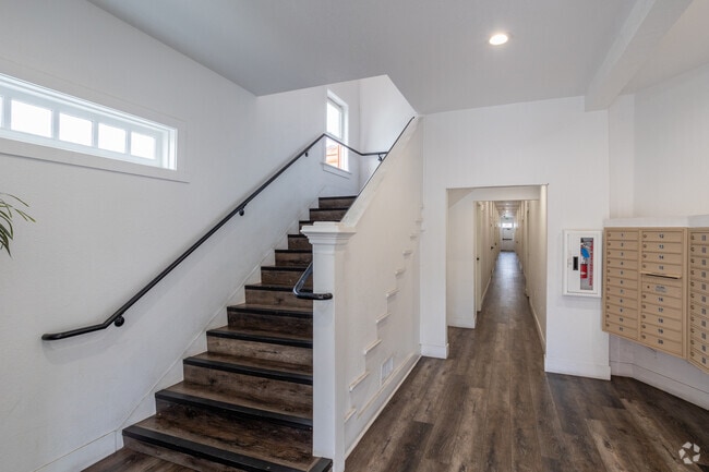 Vestíbulo - 732 E. Santa Clara St.
