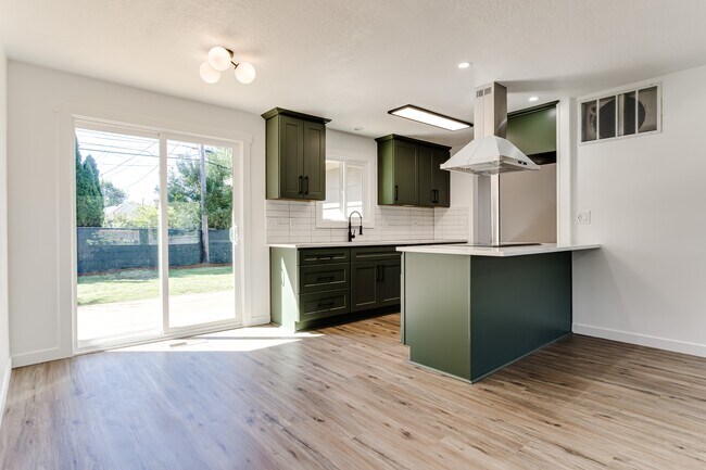 Building Photo - 663 Swan Ct