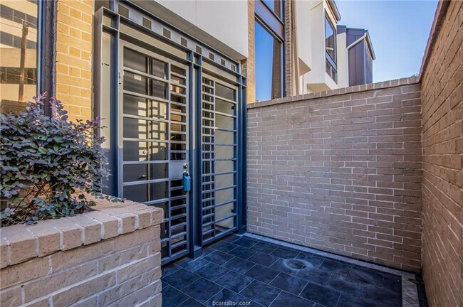 Foto del edificio - 45 Briar Hollow Ln