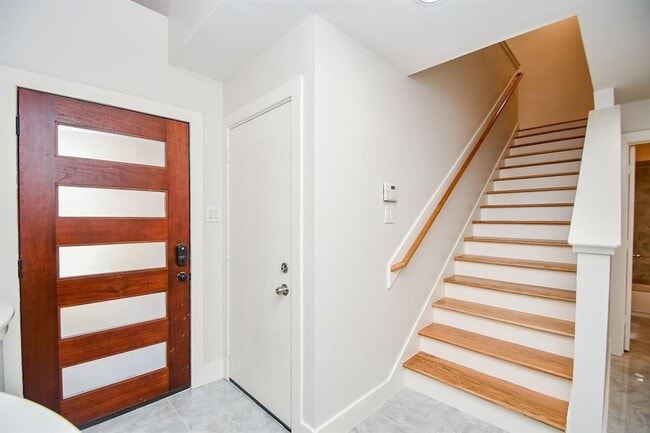 Building Photo - 8626 Meadowcroft Dr