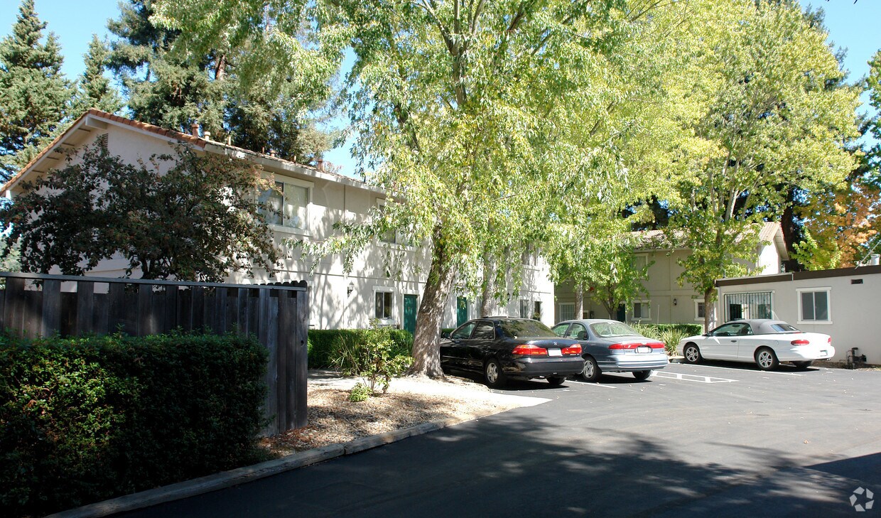 Building Photo - 48 Lark Center Dr