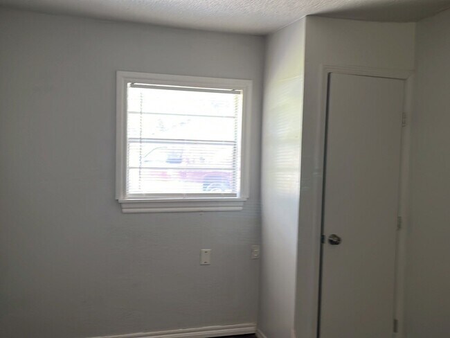 Foto del edificio - 1720 Cherry Ln