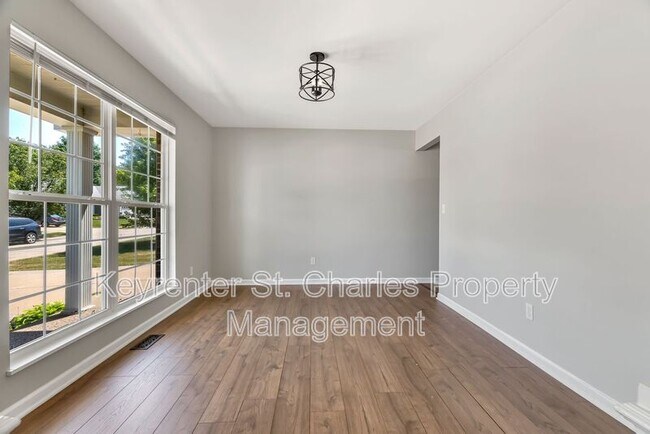 Building Photo - 1420 Sunview Drive