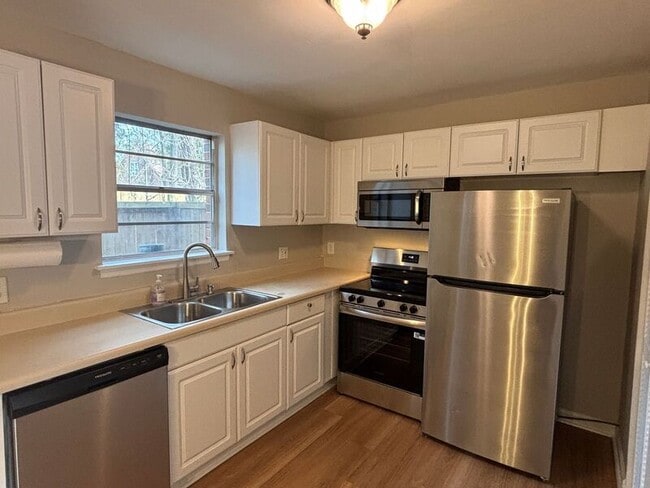 Building Photo - 415 Parkdale Dr