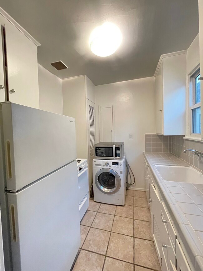 Kitchen - 211 N Swall Dr