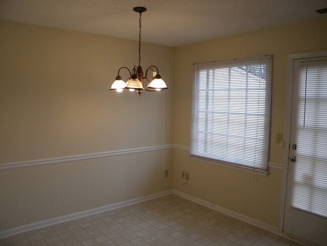 Foto del edificio - Norcross Hidden Gem! 2 Bed-2.5 Bath, New Paint and Flooring!
