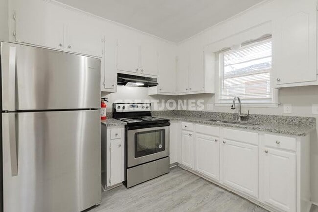 Building Photo - 121 Charleswood Dr
