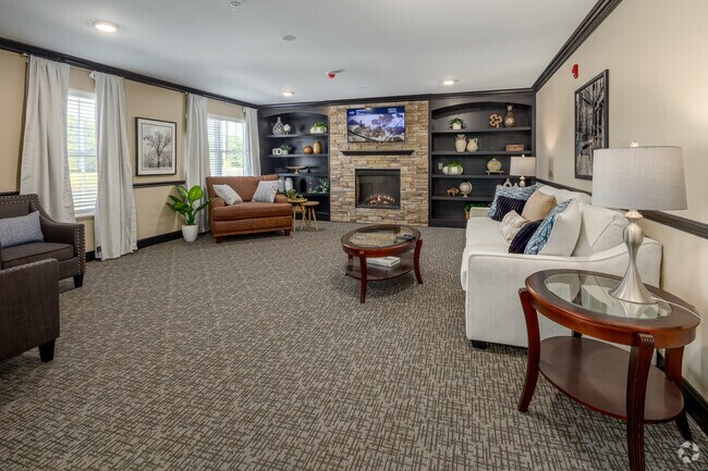 Salón con chimenea - Fox Run Senior Apartments