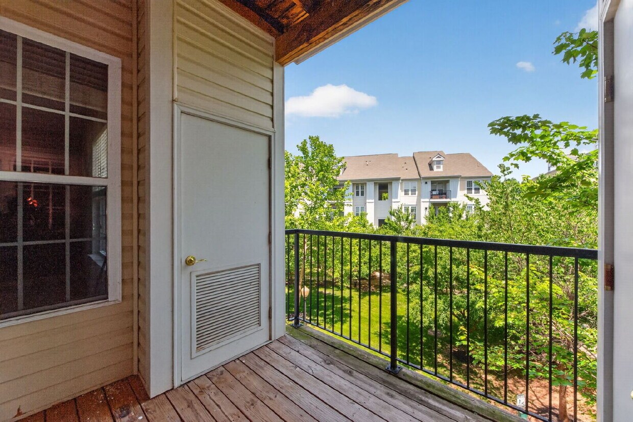 Building Photo - Elegant Condo Living in the Heart of Potomac Falls