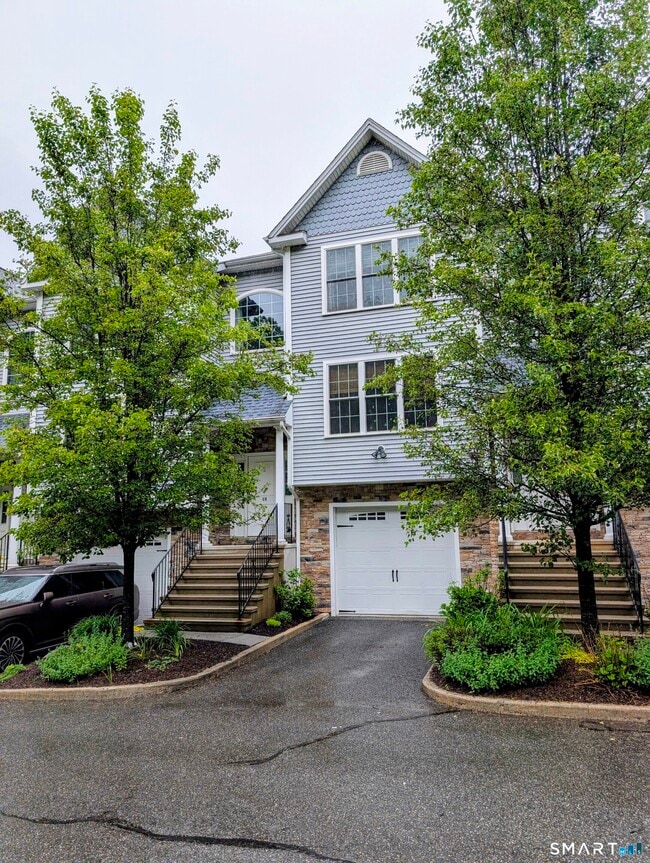 Building Photo - 15 Old Oak Dr