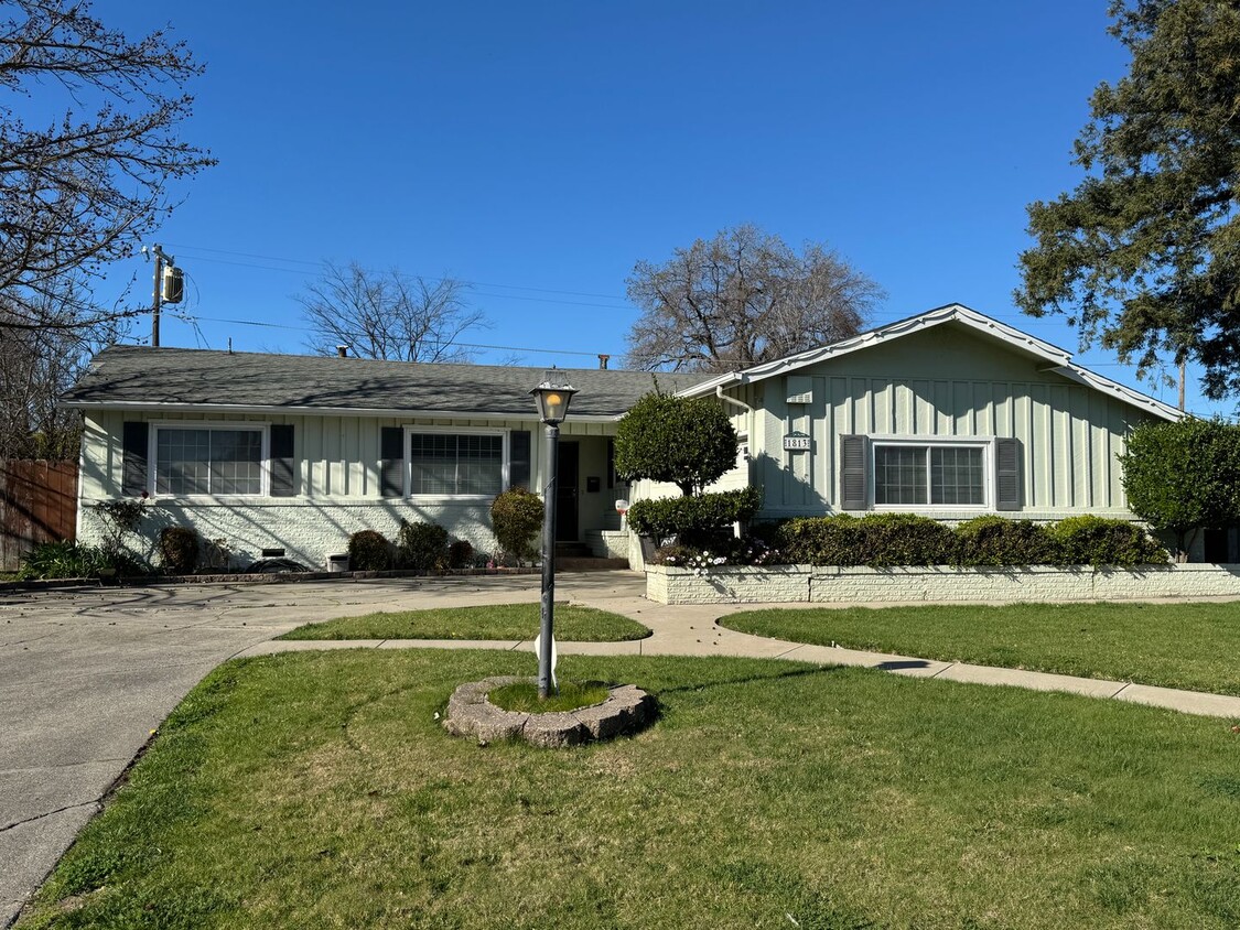 Foto principal - Three Bed, Two Bath Home in Stockton's Lin...