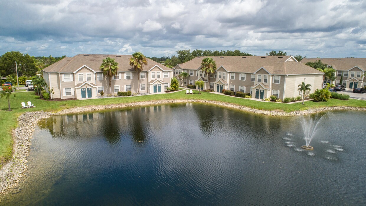 Disfrute de la tranquila vida junto al lago con tranquilas vistas al lago en Meadow Lakes. - Meadow Lakes