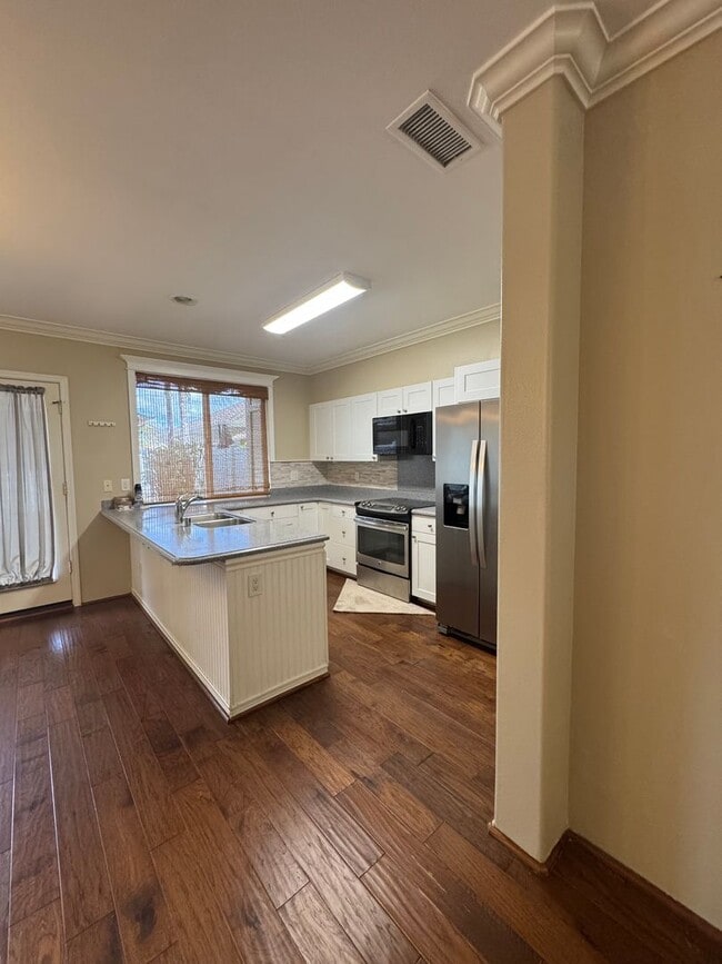 Building Photo - Stunning  3-Bedroom/2.5-Bath - $3850.00 Lo...