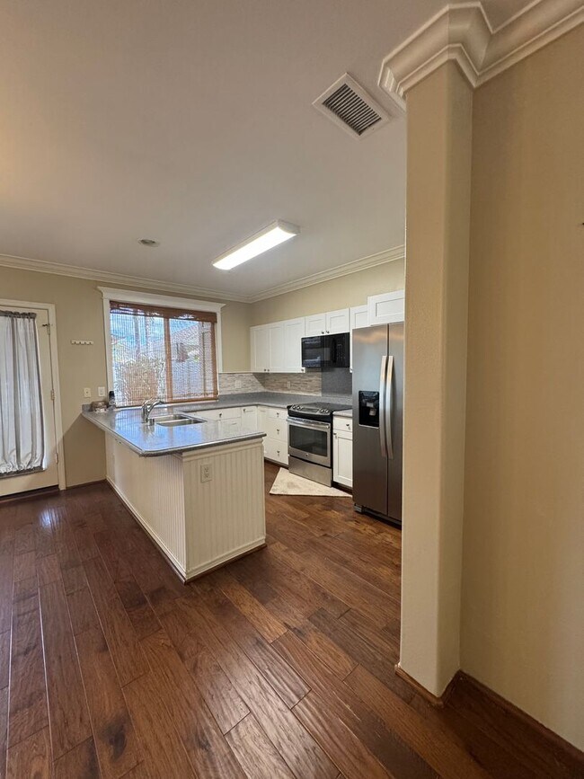 Building Photo - Stunning  3-Bedroom/2.5-Bath - $4000.00 Lo...