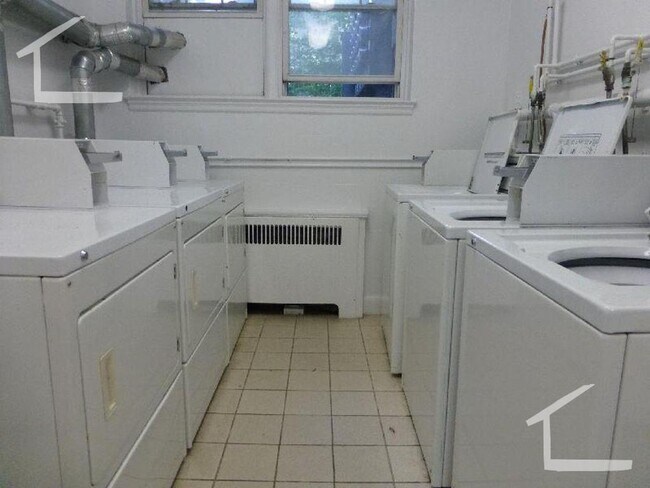 Foto del edificio - Available now - No Broker Fee - Brighton 2...