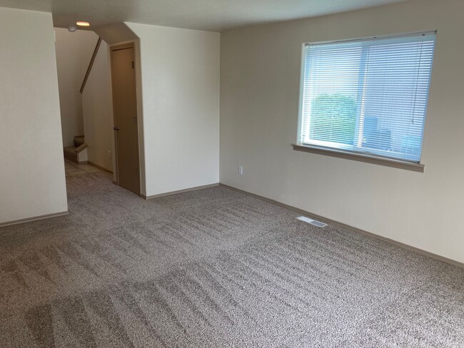 Building Photo - Three Bedroom Duplex in Keizer, Landcaping...