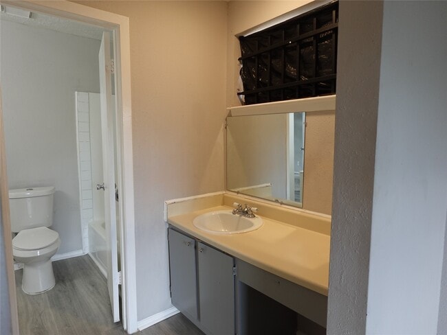 Foto del edificio - 10811 Thorncliff Dr