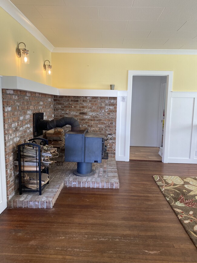 Entry - 509 Spruce St E