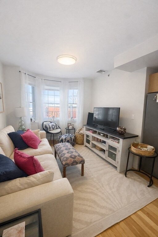 Foto del edificio - 393 W Broadway