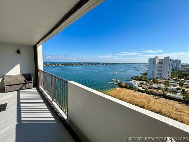 Building Photo - 5600 N Flagler Dr