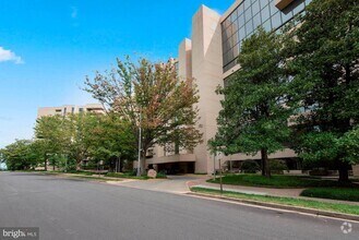Building Photo - 1101 S Arlington Ridge Rd
