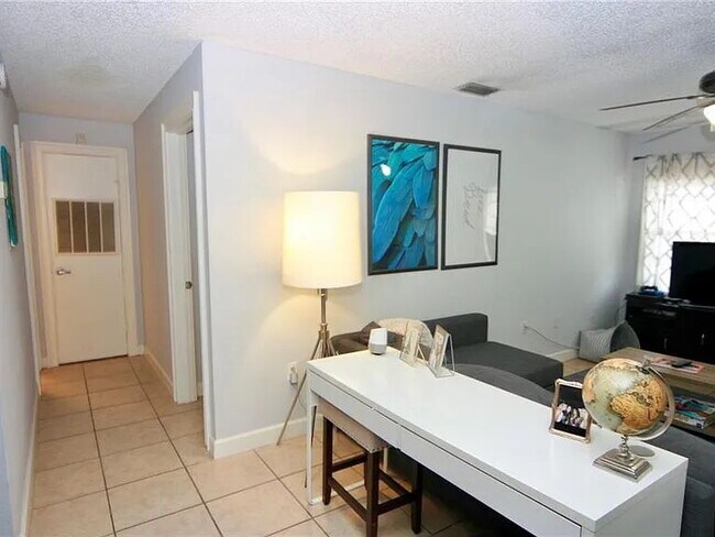 Building Photo - "Cozy 1-Bedroom Gem on Bayshore Blvd – Your Ideal Tampa Retreat!"