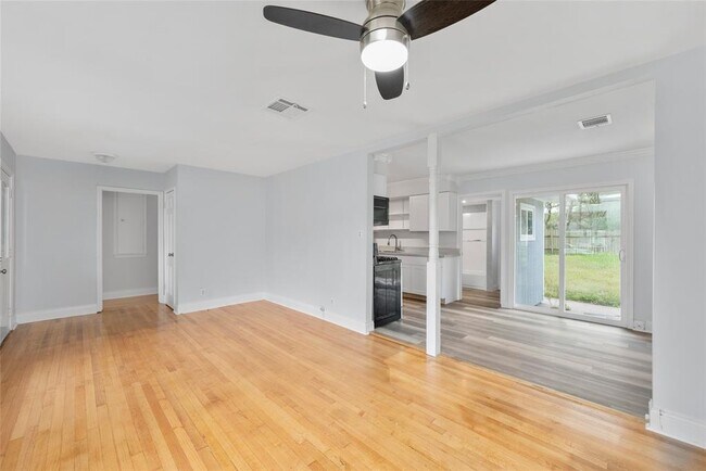 Foto del edificio - 6717 Sharpcrest St