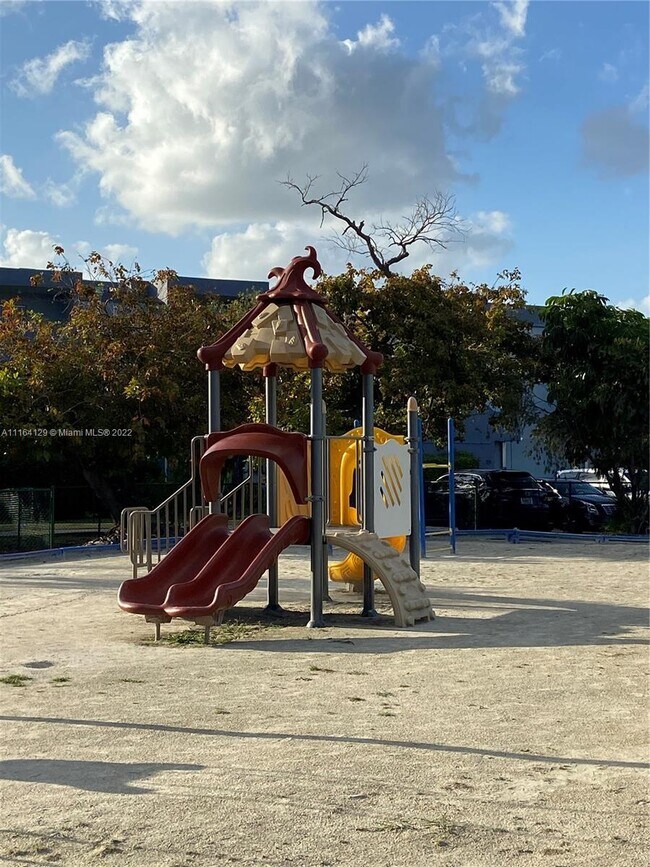 Building Photo - 9363 Fontainebleau Blvd