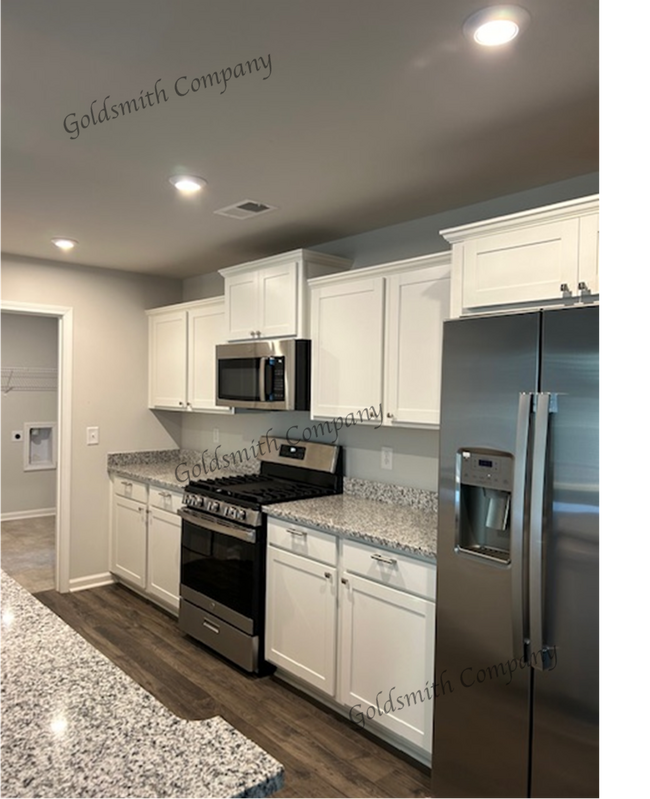 Building Photo - "Spacious 4-Bed Townhouse in Greenville wi...
