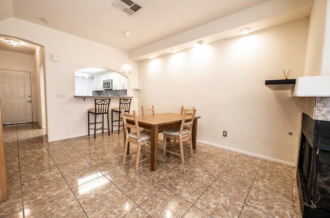Foto del edificio - Cute 2 Bedroom Condo FOR RENT!