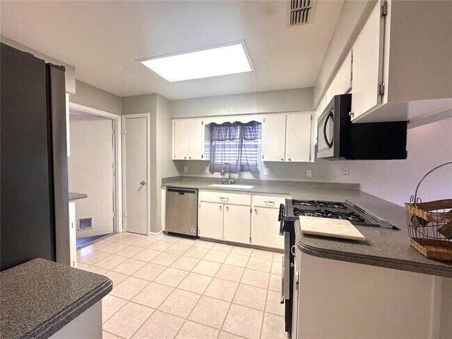 Building Photo - 1649 Selkirk Dr