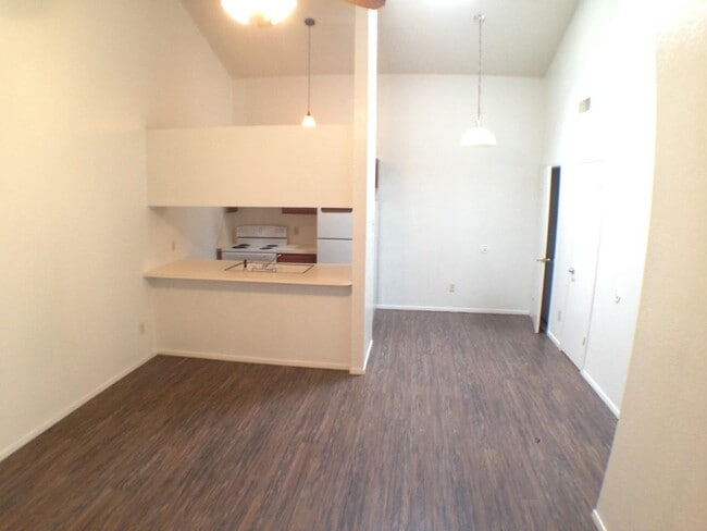 Building Photo - 139 N Troy Ave