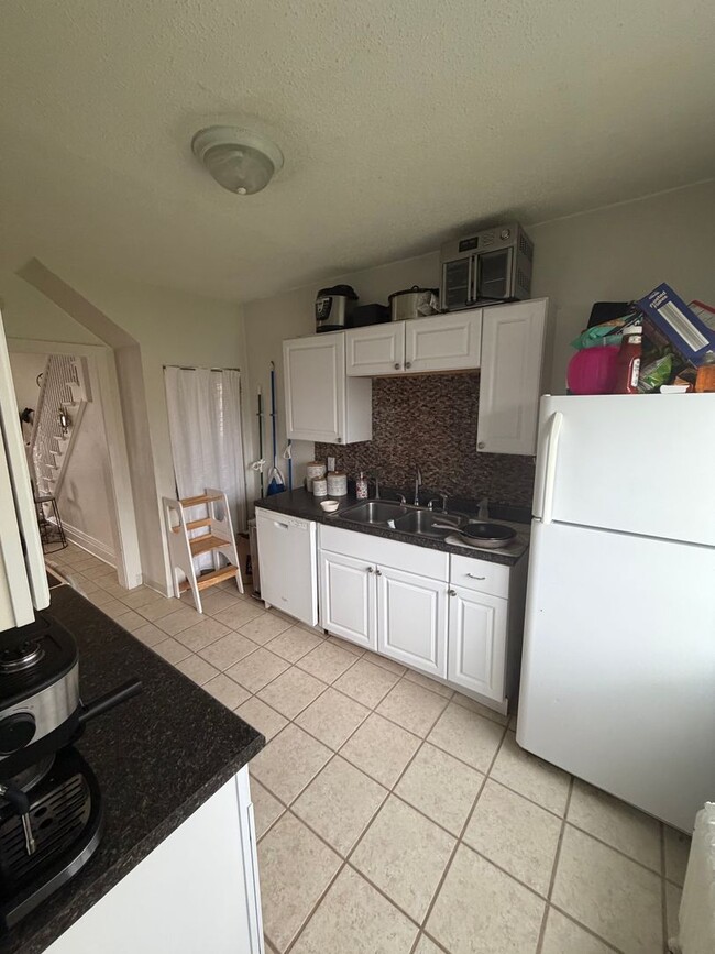 Building Photo - AVAILABLE December! - 3 Bed 1 Bath Home!