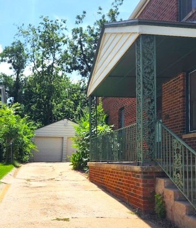 Building Photo - 2229/31 N Gatewood