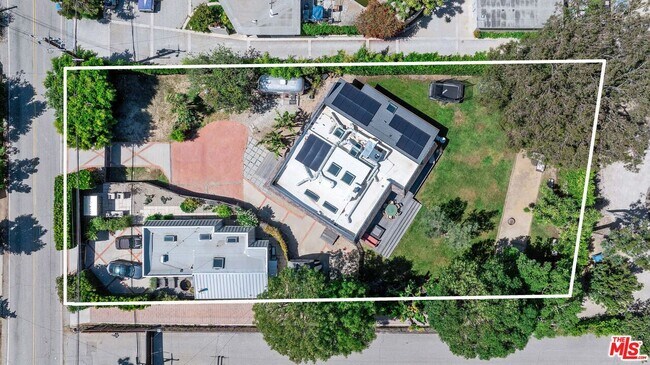 Foto del edificio - 7038 Dume Dr
