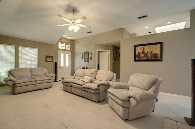 Foto del edificio - 4510 Silver Hollow Dr