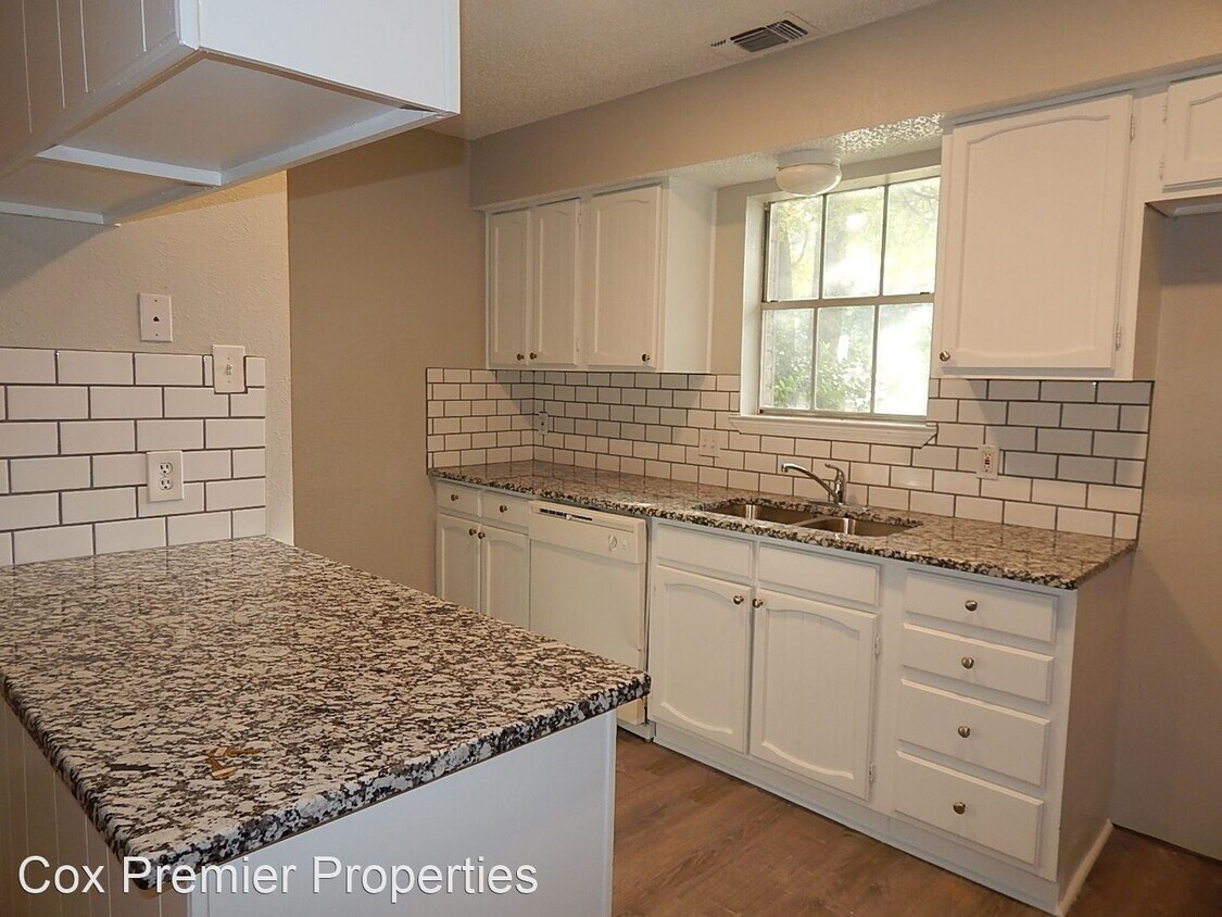 Foto principal - 3 br, 2.5 bath House - 2902 S Fielder Rd