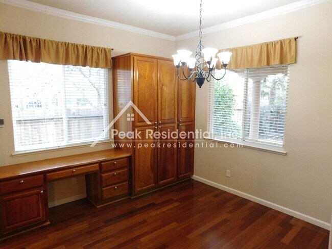 Foto del edificio - Very Nice Roseville 4bd/3ba Home with 3 Ca...