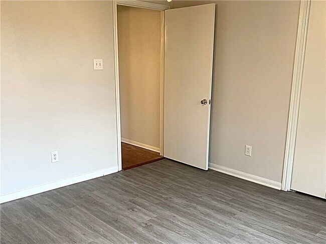 Foto del edificio - 196 Elm Forest Loop