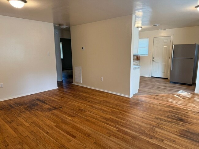 Building Photo - 3817 Woodlake Dr